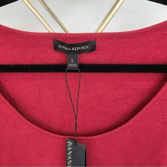 Banana Republic Women's Cranberry Wine Red Scoop Neck Fitted Sweater Size Small - Picture 3 of 7